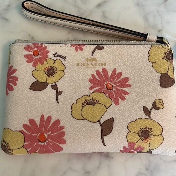 New Coach Small Corner Zip Wristlet - Picture 2 of 6